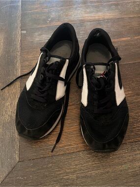 Men’s tennis shoes